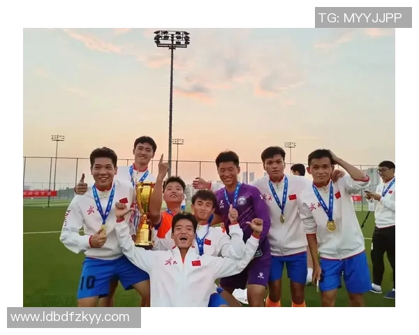 与足球明星共享美好时光的餐桌瞬间，感受运动与美食的完美结合